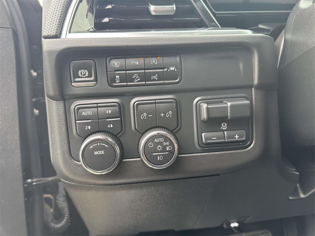 2025 Chevrolet Suburban 4WD RST