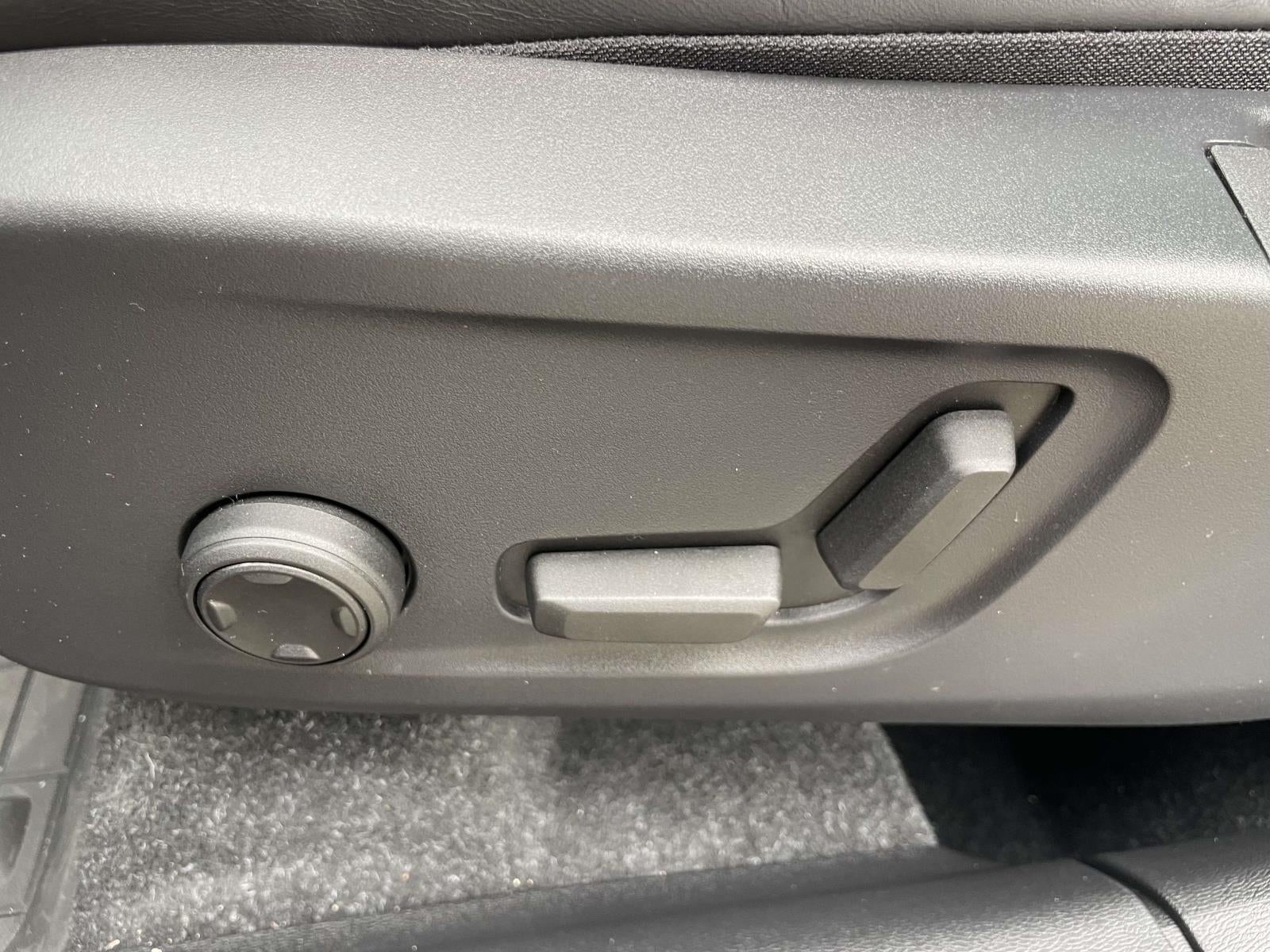 2022 Volvo XC40 T5 R-Design