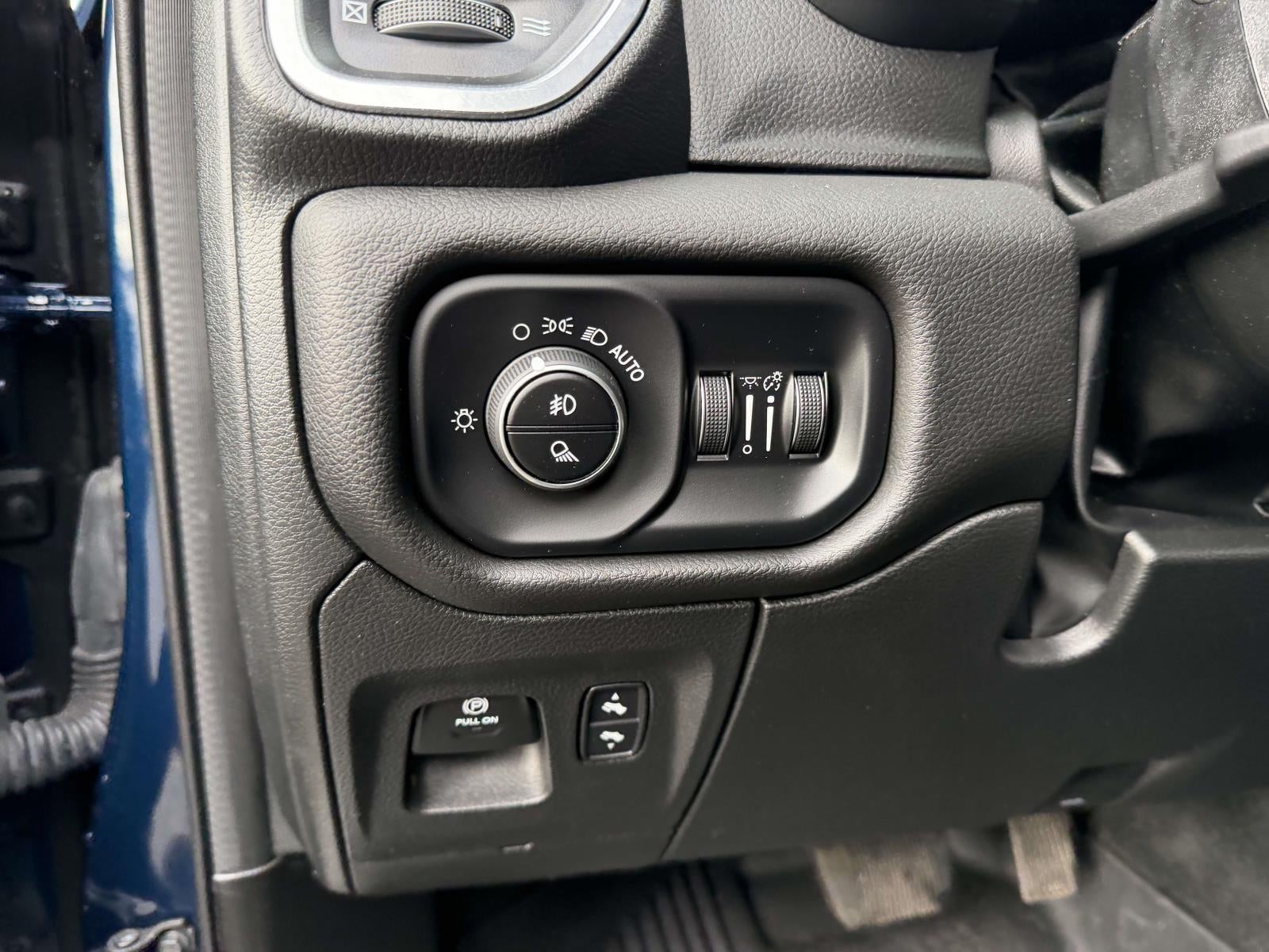 2023 RAM 1500 Laramie Crew Cab 4x4 5'7' Box