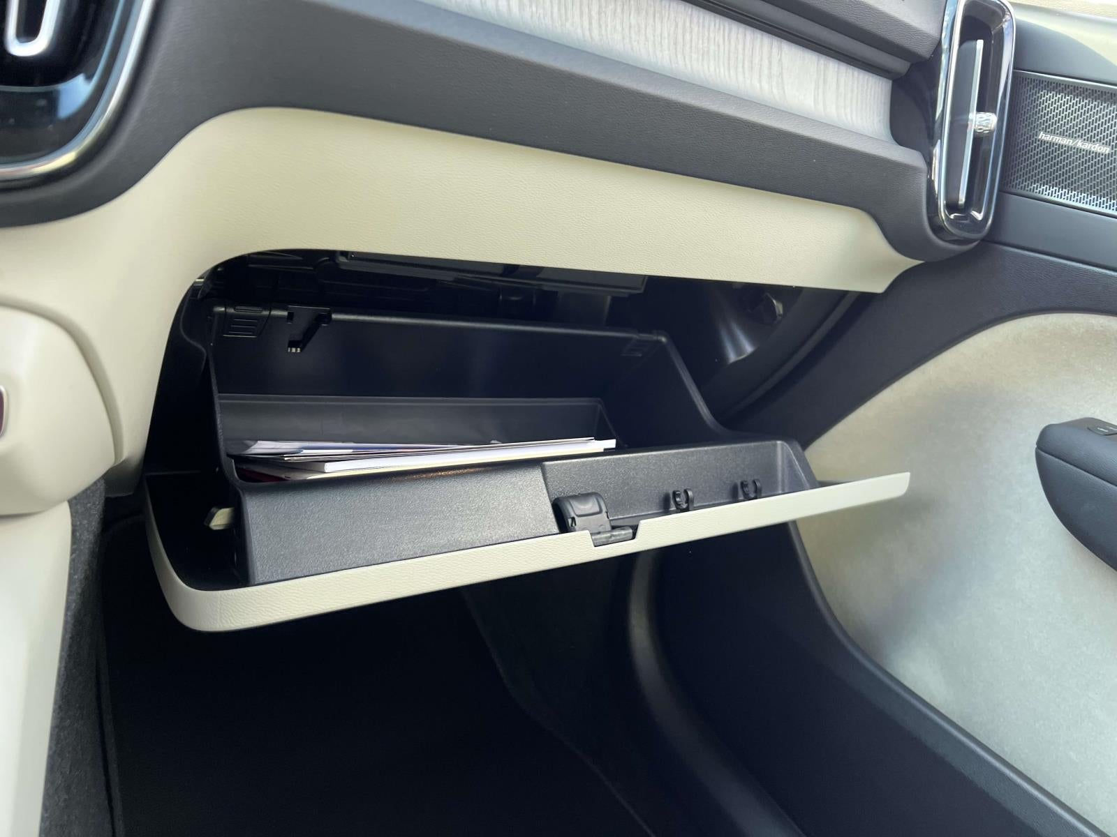 2023 Volvo XC40 B5 Ultimate Bright Theme