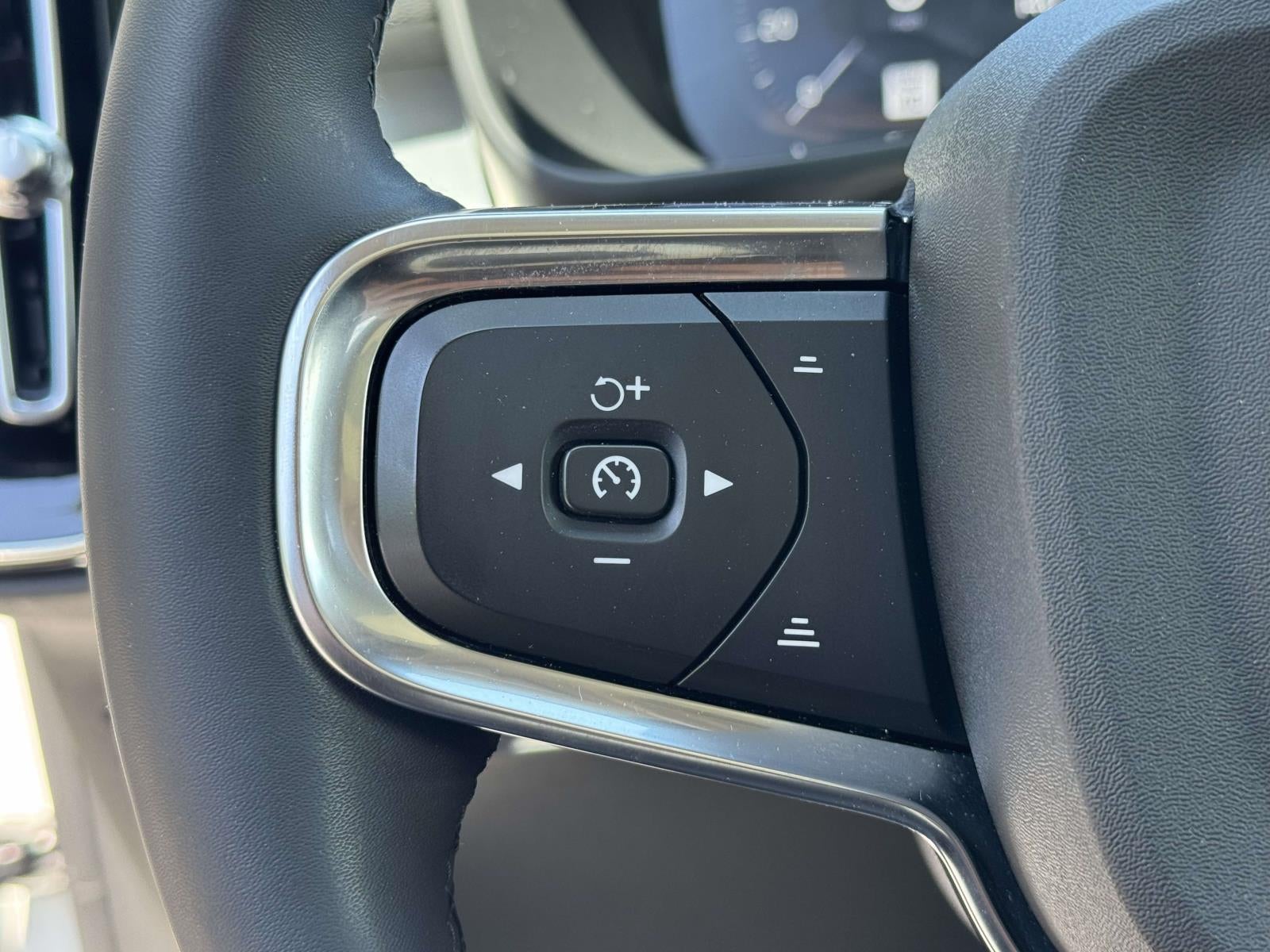 2022 Volvo XC40 T5 Momentum