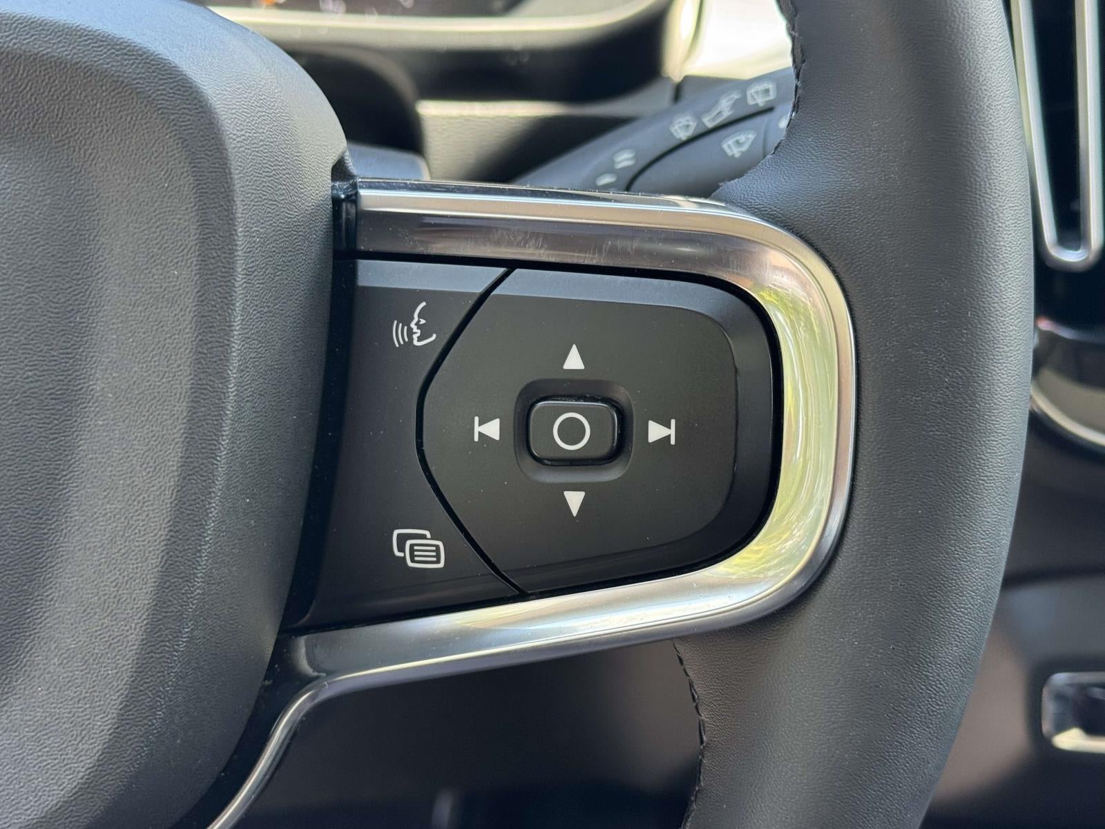 2022 Volvo XC40 T5 Momentum