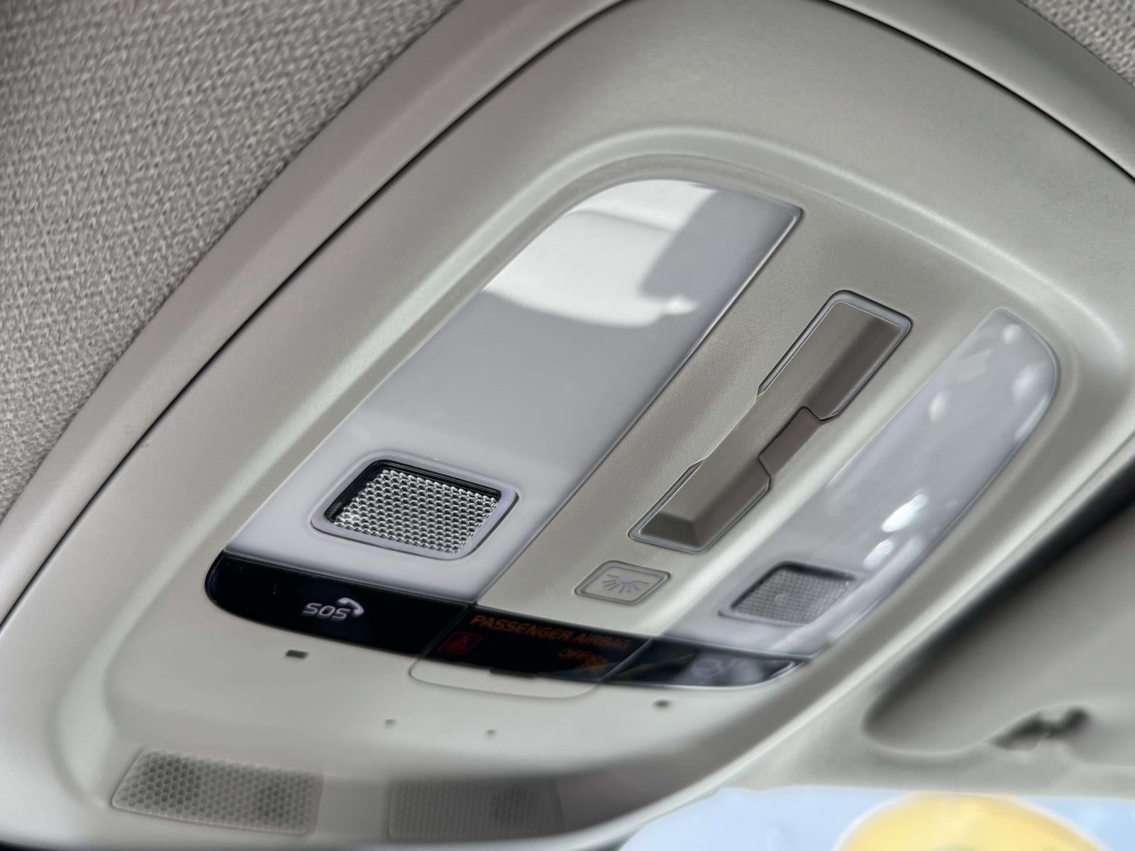 2023 Volvo XC40 B5 Ultimate Bright Theme